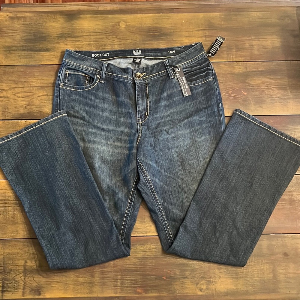 Women's Jeans!! Functional Button Closure Back Pockets!